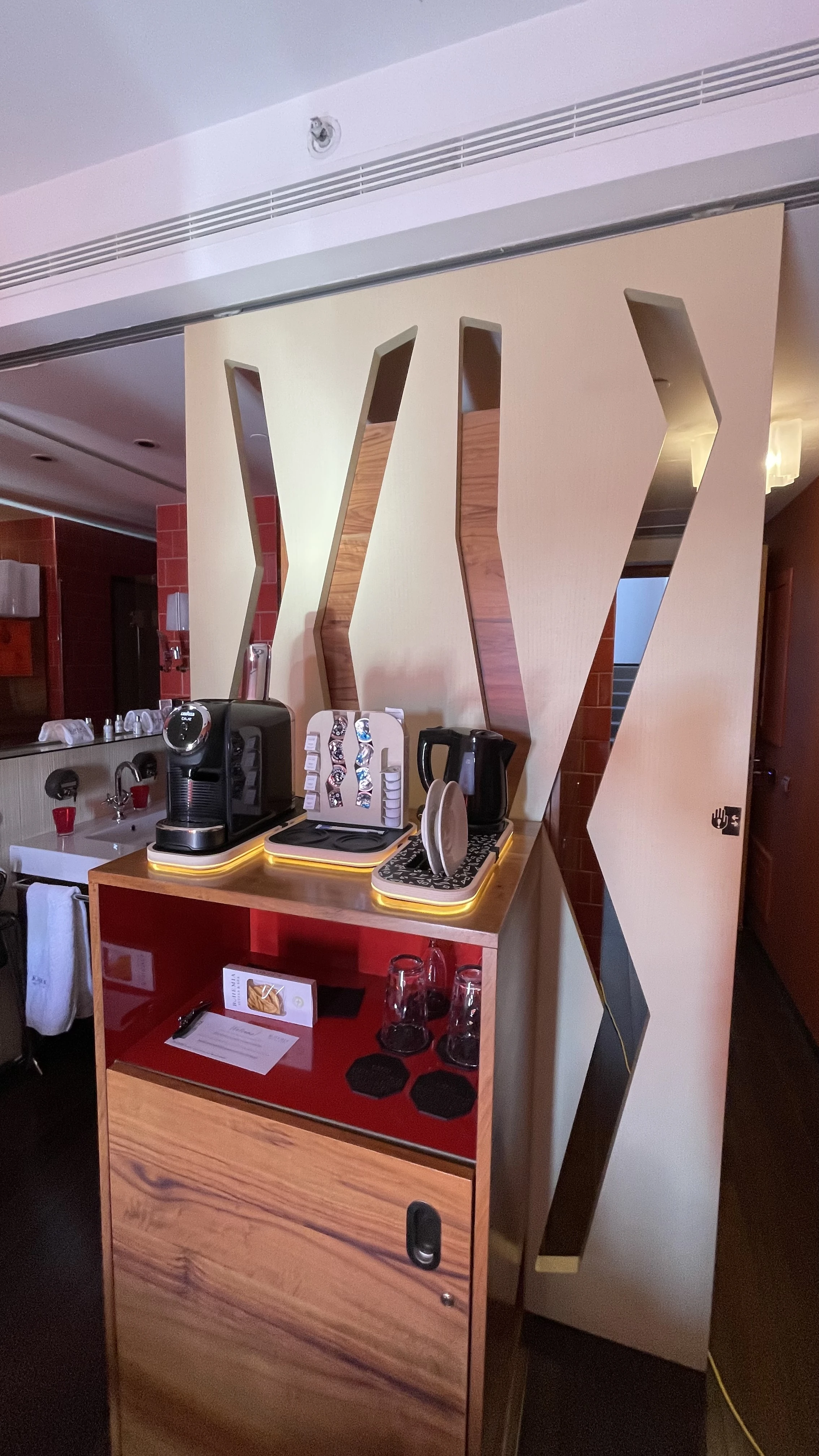 Vista de tres cuartos de la estación de café en acabado rojo