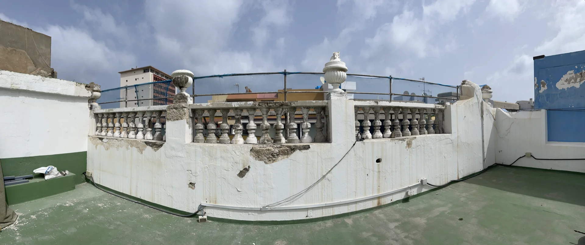 Balaustre de edificio histórico, vista general del elemento escultórico