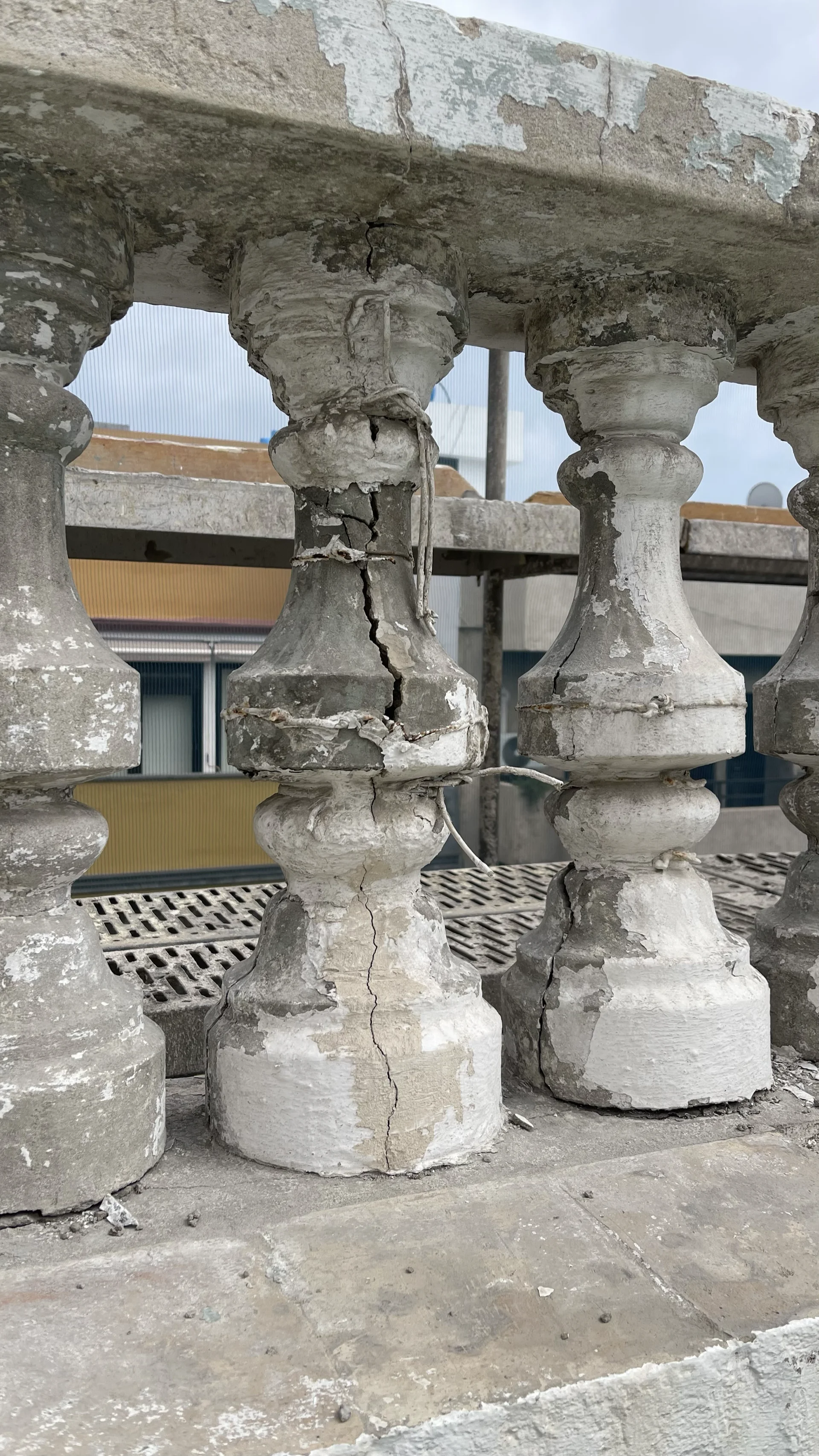 Balaustre de edificio histórico, detalle ornamental