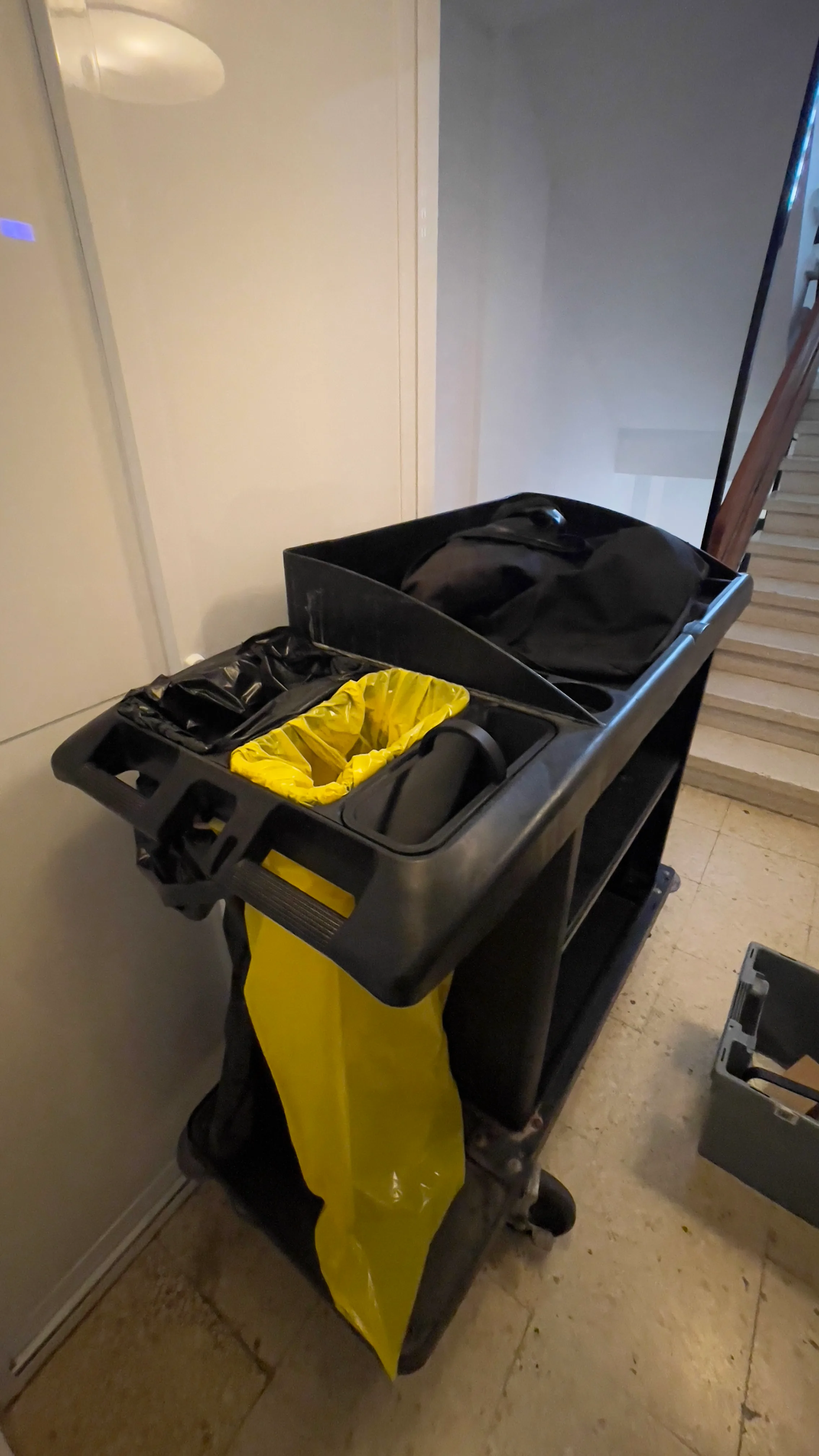 Carro de limpieza del Hotel Bohemia Suites & Spa adaptado con piezas técnicas a medida